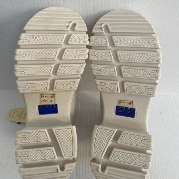 New Aldo Marni
Lace-up boot - Lug sole waterproof size 8 - Picture 4 of 7